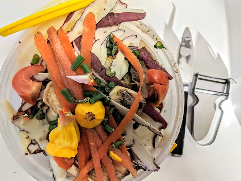 Kuchnia zero waste bez komplikacji: pomysły na resztki warzyw